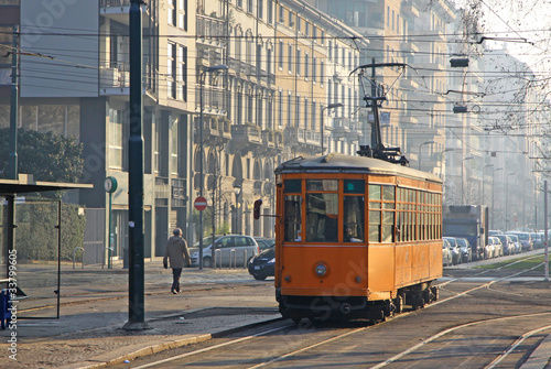 starego-rocznika-pomaranczowy-tramwaj-na-ulicie-mediolan-wlochy