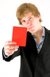 junger Mann zeigt rote Karte