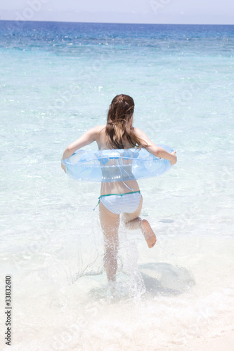 浮き輪を持ち海へと向かう水着女性の後姿 Buy This Stock Photo And Explore Similar Images At Adobe Stock Adobe Stock 浮き輪を持ち海へと向かう水着女性の後姿 Buy This Stock Photo And Explore Similar Images At Adobe Stock Adobe Stock