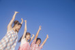 © paylessimages - 両手を空に広げる男性と女性2人