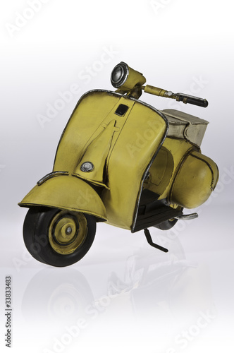Board z aluminiowym obramowaniem Przednia strona żółtego skutera vespa