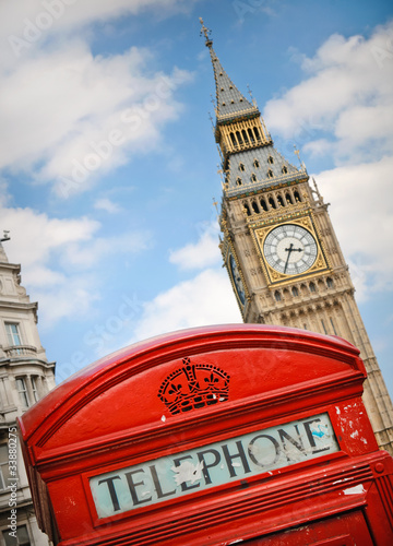 Tapeta ścienna Na górze brytyjskiej czerwonej budki telefonicznej i big ben w tle w londynie, wielka brytania