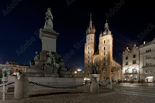Board z aluminiowym obramowaniem Kościół mariacki nocą w krakowie, polska