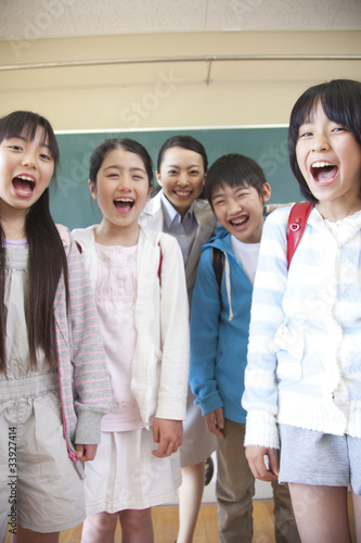 笑顔の小学生男女と女性教師 Stock Photo Adobe Stock