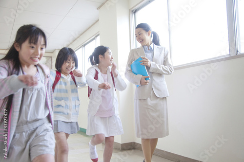 廊下を歩く女性教師とはしゃぐ小学生女子 Stock Foto Adobe Stock 廊下を歩く女性教師とはしゃぐ小学生女子 Stock Foto Adobe Stock