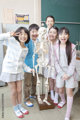 骨格模型で遊ぶ小学生男女と女性教師 Stock Photo Adobe Stock