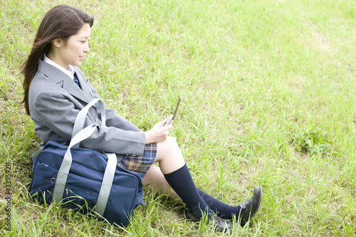 丘に座って携帯電話を触る女子高生 Stock Photo Adobe Stock 丘に座って携帯電話を触る女子高生 Stock Photo Adobe Stock