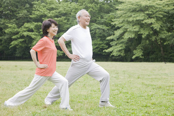 公園でストレッチをする老夫婦