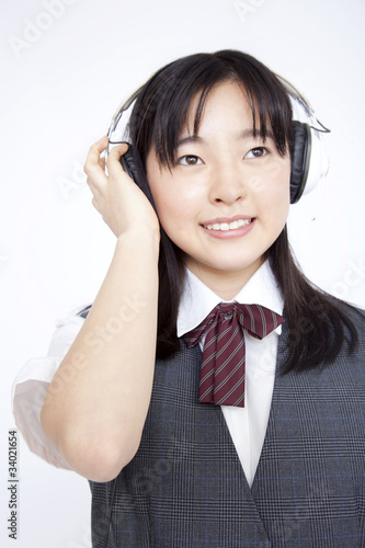 ヘッドホンで音楽を聴く女子中学生 Stock Photo Adobe Stock ヘッドホンで音楽を聴く女子中学生 Stock Photo Adobe Stock
