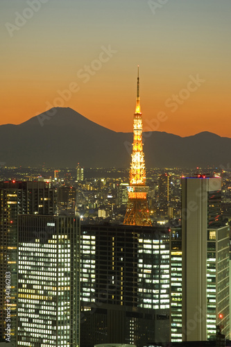Board z aluminiowym obramowaniem Zmierzch w Tokio i Mt Fuji Odległy widok