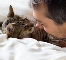 Wall Mural - homme avec son chat