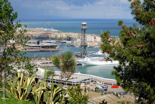 Plakat na papierze fotorealistycznym Barcelona i port port vell z parku przyrody montjuic, Hiszpania