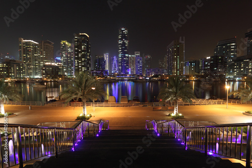 Fotoboard na płycie Dubai Marina oświetlone w nocy, zjednoczone emiraty arabskie