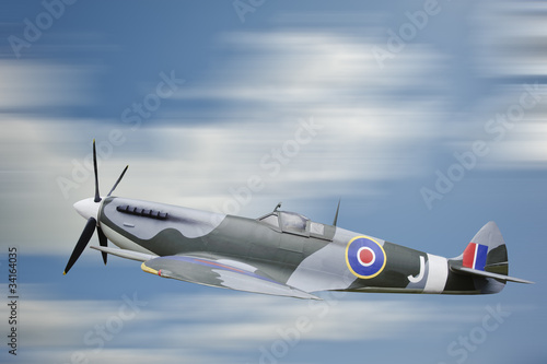 Foto  World War 2 era British aircraft Spitfire in flight
