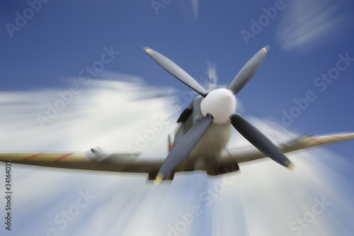 Board z aluminiowym obramowaniem II wojna światowa brytyjski samolot spitfire w locie
