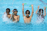 プールで遊ぶ元気な子供達
