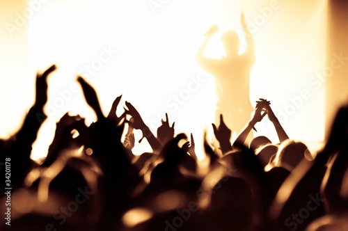 Tapeta ścienna Koncert tłum przed jasne żółte światła sceniczne