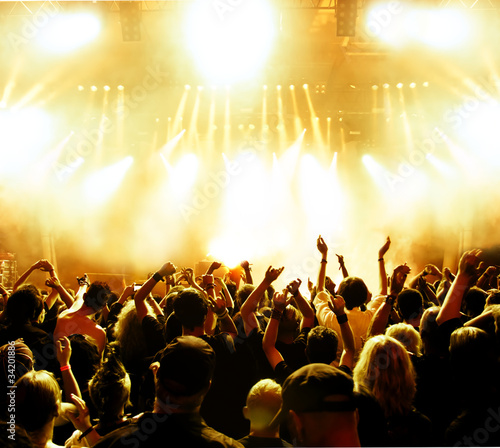 Tapeta ścienna Koncert tłum przed jasne żółte światła sceniczne