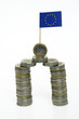 Ein Geldturm mit Europaflagge