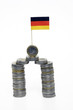 Ein Geldturm mit Deutschlandflagge