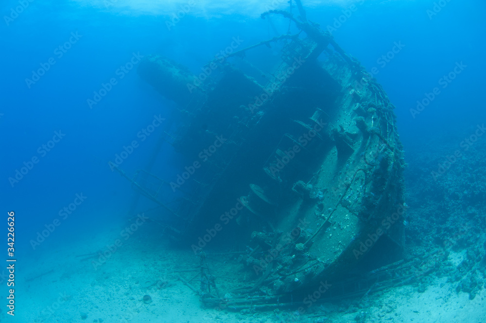 Large stern section of an underwater shipwreck - obrazy, fototapety, plakaty 