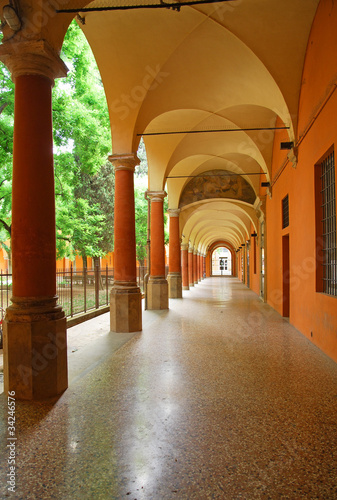 Board z aluminiowym obramowaniem Bologna średniowieczny dom wewnętrzny portyk i dziedziniec