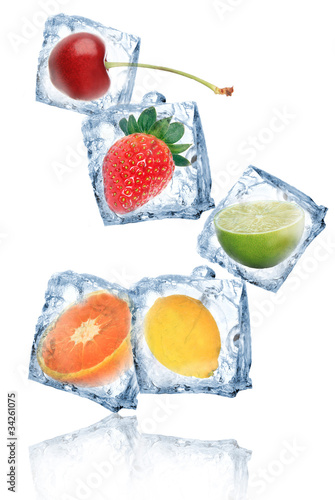 Naklejka - mata magnetyczna na lodówkę Ice cubes with fruits