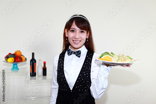笑顔で料理を運ぶウェイトレス Stock Photo Adobe Stock 笑顔で料理を運ぶウェイトレス Stock Photo Adobe Stock
