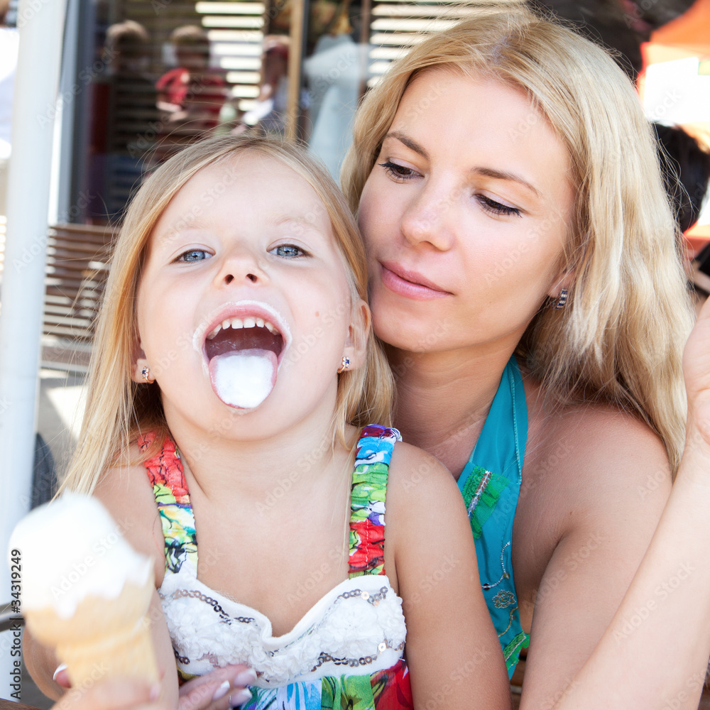 little girl icecream Fun little girl eating ice cream with mom の Stock フォト | Adobe Stock