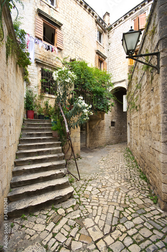 Nowoczesny obraz na płótnie Courtyard with stairs in Mediterranean town