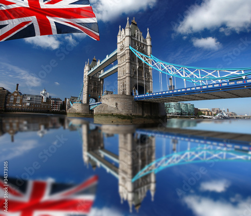 Plakat na papierze fotorealistycznym Słynny most tower z flagą w londynie, wielka brytania