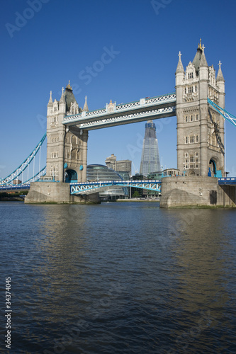Plakat na papierze fotorealistycznym Tower Bridge przez rzekę Tamizę w Londynie, w Anglii