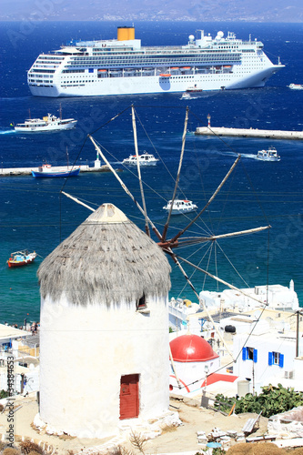 Board z aluminiowym obramowaniem Ogromny statek wycieczkowy i wiatrak w Mykonos