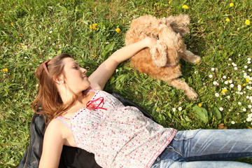 Canvas Print - Frau mit Hund in der Wiese