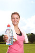Sportlerin mit Wasserflasche und Handtuch