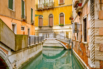 Fototapete - Small bridge in Venice