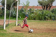 © ChantalS - Enfant jouant au football