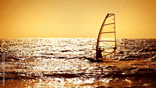 Dekoracja na wymiar  sylwetka-windsurfera-nad-morzem-zachod-slonca