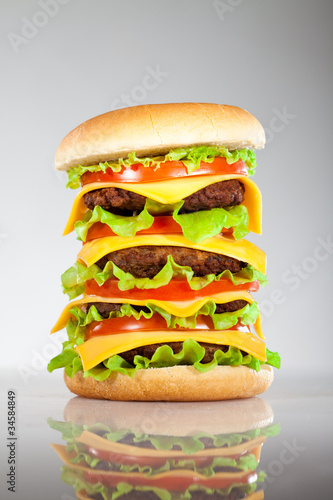 Board z aluminiowym obramowaniem Smaczny i apetyczny hamburger na szaro