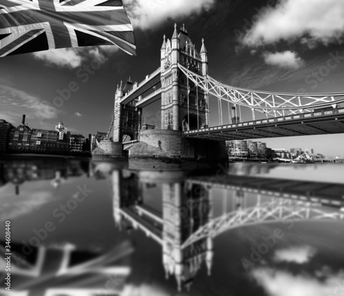 Plakat na papierze fotorealistycznym Słynny most tower z flagą w londynie, wielka brytania