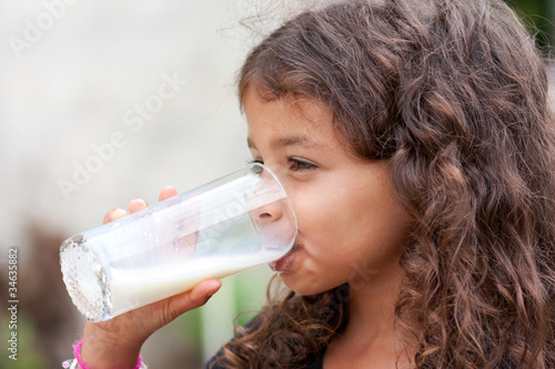 Fotografie, Obraz Bouille craquante buvant un verre de lait frais