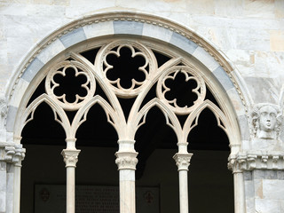 Wall Mural - Pisa - Camposanto - Very beautiful Gothic windows with traceries