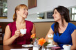 © Robert Kneschke - Lachende Frauen im Café