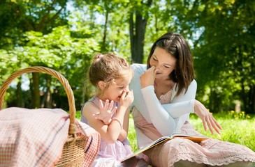 Wall Mural - Mother and child - reading book