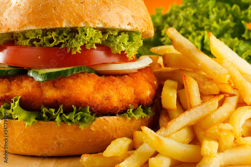 Board z aluminiowym obramowaniem Duży hamburger, frytki i warzywa