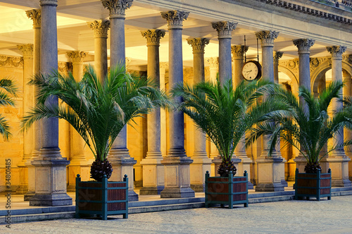 Fotomural Karlovy Vary Muehlenkollonade Nacht 01