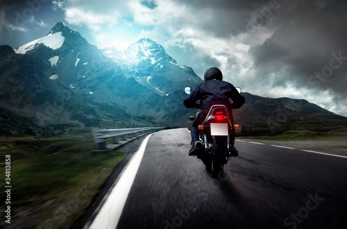 motocyklista-na-tle-krajobrazu-gorskiego