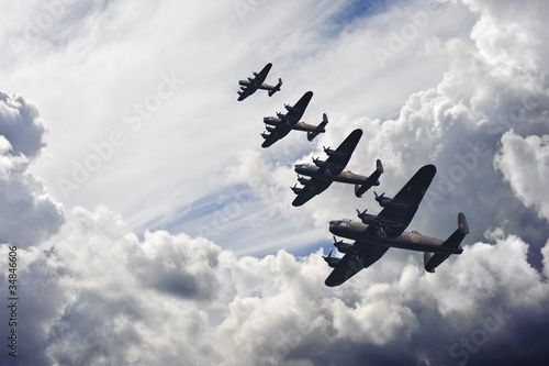 Cuadros en Lienzo World War Two British vintage flight formation