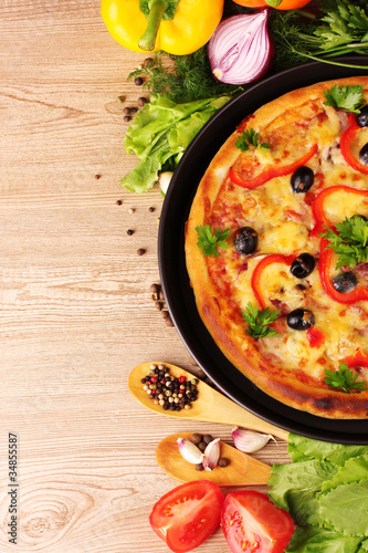Board z aluminiowym obramowaniem Smaczna pizza na talerz i warzywa na drewniane tła