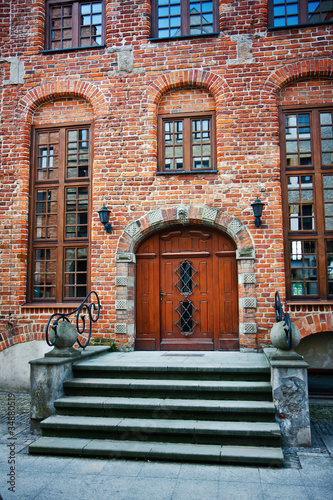 Board z aluminiowym obramowaniem Schody do kamienicy w elbląskim mieście, polska